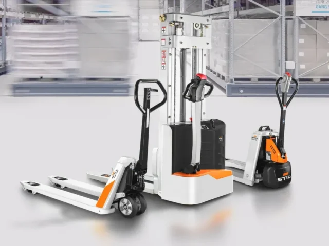 Xe nâng stacker là gì? Ứng dụng của xe nâng stacker