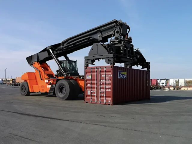 Đặc Điểm Và Ứng Dụng Của Xe Nâng Reach Stacker