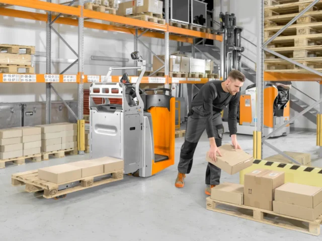 Xe Nâng Tay 5 Tấn Có Thật Sự Hữu Ích? Tìm Hiểu Ngay